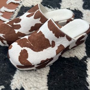 Lisa says gah cow print clog - size 8